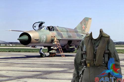 Женский обычай – женщина пилот около самолета Женский обычай – малолеток пилот около самолета